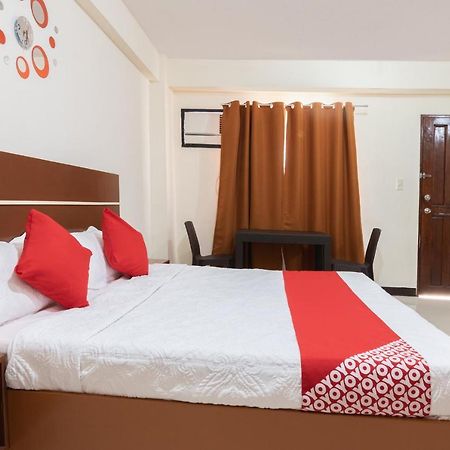 Vaccinated Staff - Oyo 578 Red Velvet Suites Manila Exterior foto