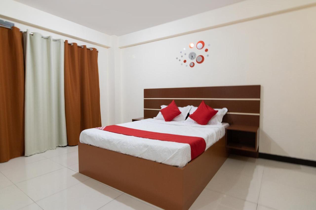 Vaccinated Staff - Oyo 578 Red Velvet Suites Manila Exterior foto
