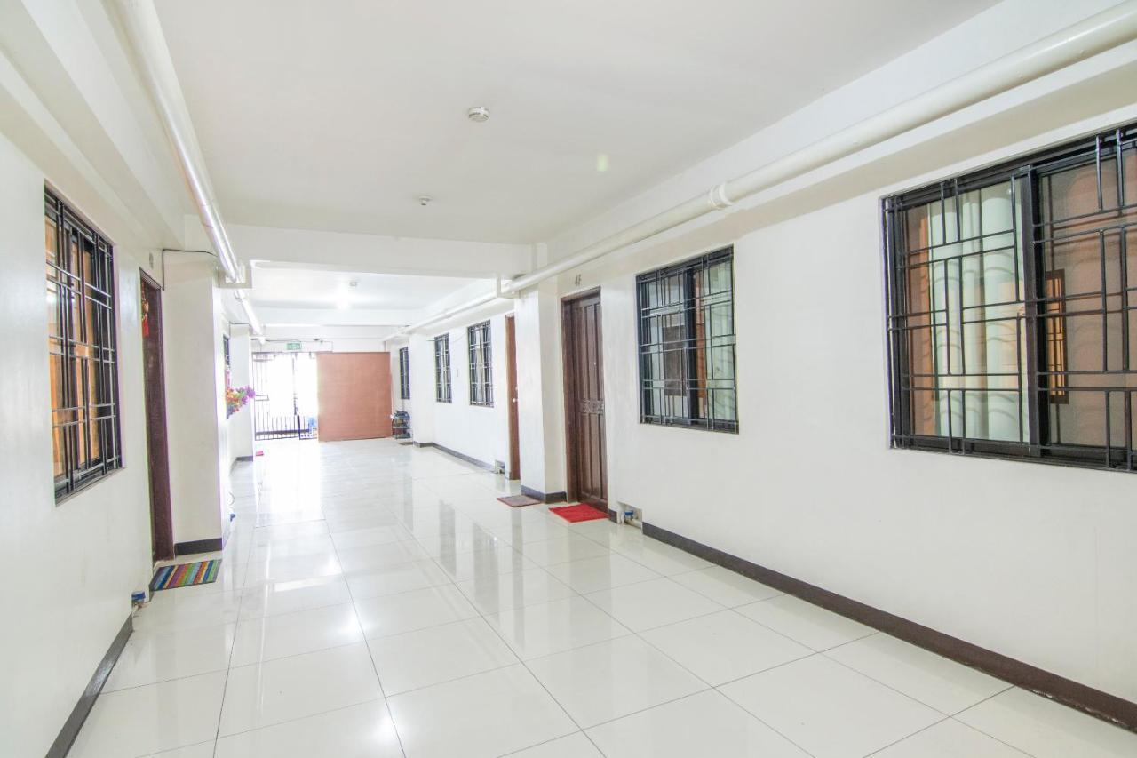 Vaccinated Staff - Oyo 578 Red Velvet Suites Manila Exterior foto