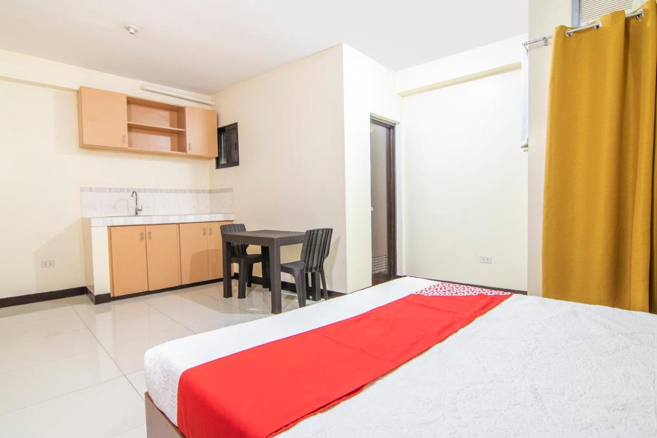 Vaccinated Staff - Oyo 578 Red Velvet Suites Manila Exterior foto