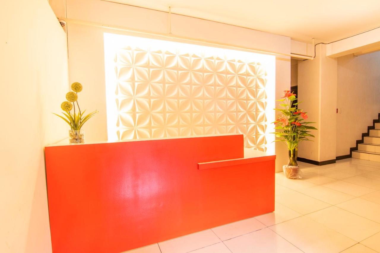 Vaccinated Staff - Oyo 578 Red Velvet Suites Manila Exterior foto