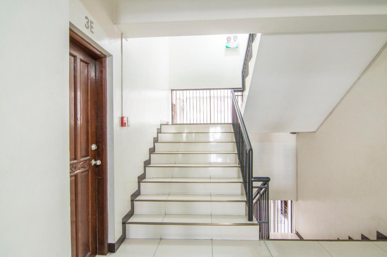 Vaccinated Staff - Oyo 578 Red Velvet Suites Manila Exterior foto